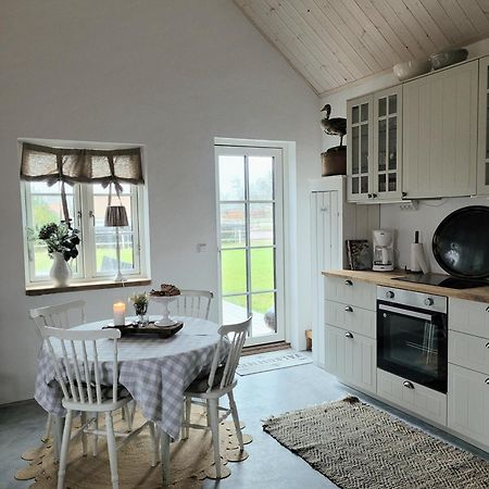 Mysigt Hus I Liten By Naera Havet Ystad Exteriör bild