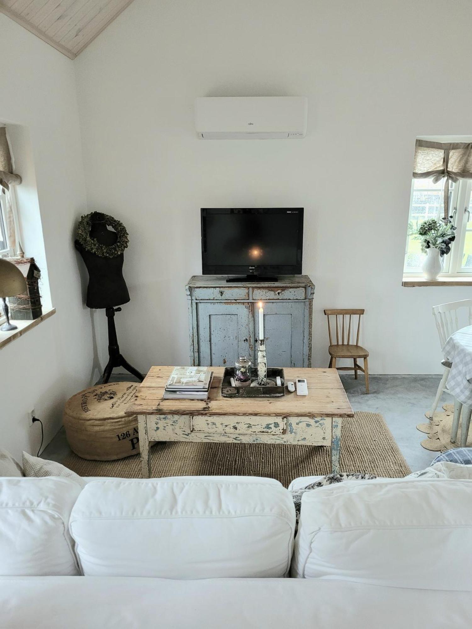 Mysigt Hus I Liten By Naera Havet Ystad Exteriör bild